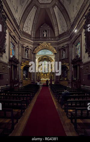 Altare maggiore della chiesa di San Ildefonso nella città di Porto, Portogallo, Europa Foto Stock