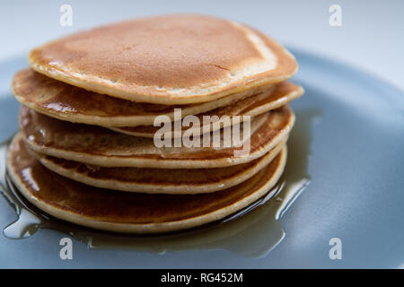Dolci fatti in casa pila di pancake con sciroppo d'acero per la prima colazione Foto Stock