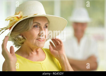 Ritratto bella donna senior in abito giallo Foto Stock