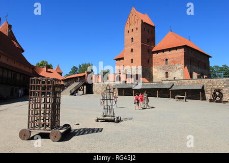 TRAKAI, Lituania - Giugno 2018: Vista Castello di Trakai sull isola di Trakai che costruita nel XIV secolo da Kestutis Foto Stock