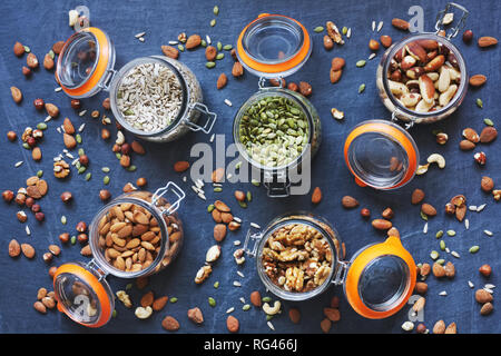 Noci e semi su un sfondo di ardesia. Foto Stock