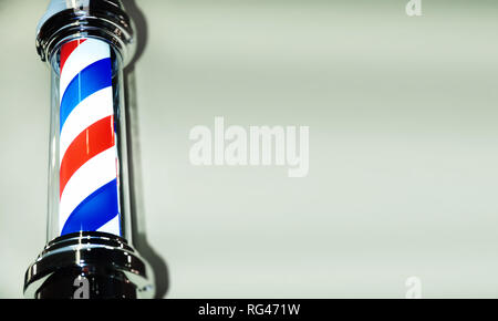 Barbiere pole closeup su sfondo semplice. Foto Stock