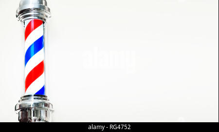 Barbiere pole closeup su sfondo semplice. Foto Stock