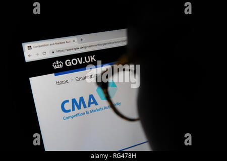 Una persona guarda la concorrenza e i mercati Authority (CMA) Sito web Foto Stock