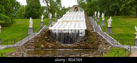 1 Luglio 2018: Peterhof, Russia: Acqua display a scacchiera fontane nel parco di Peterhof Foto Stock