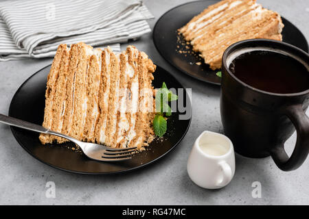 Medovik torta di miele sulla piastra. Primo Piano Foto Stock