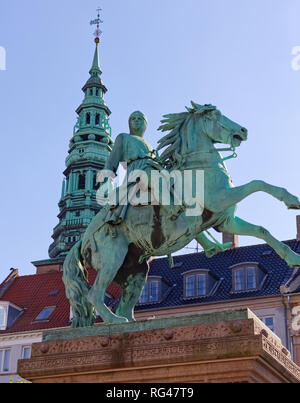 Giugno 27, 2018- Copenhagen, Danimarca: Absalon statua dal Nikolaj tower Foto Stock