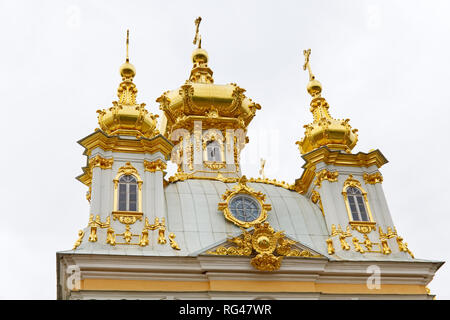 Luglio 1, 2018- San Pietroburgo, Russia: oro cupole a cipolla adornano la sommità della cappella o palazzo a Peterhof Foto Stock