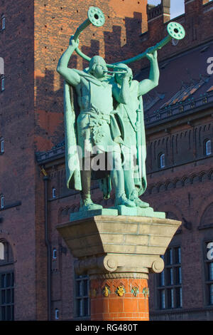 Giugno 26, 2018- Copenhagen, Danimarca: Il verde statue di Lur soffianti e le loro corna Foto Stock