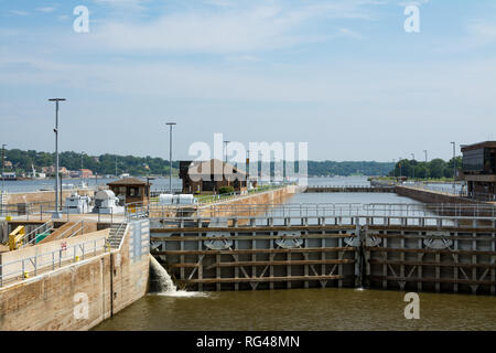 Bloccare e Dam 15 sul fiume Mississippi sull isola di roccia Illinois, Stati Uniti d'America. Foto Stock