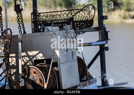 In vecchio stile volante di un vintage barca da pesca sulle rive di un fiume in bayou della Louisiana Foto Stock