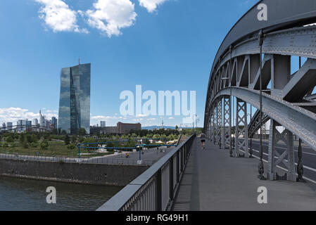 Il honsell ponte con il nuovo edificio della Banca centrale europea (EZB) in Frankfurt am Main, Germania Foto Stock