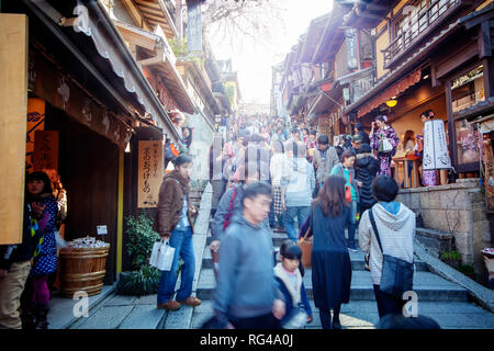 KYOTO, Giappone - MARZO 36, 2015: Turistico a Kiyomizu-dera tempio durante la fioritura dei ciliegi ora stanno andando a fiorire a Kyoto, Giappone Foto Stock