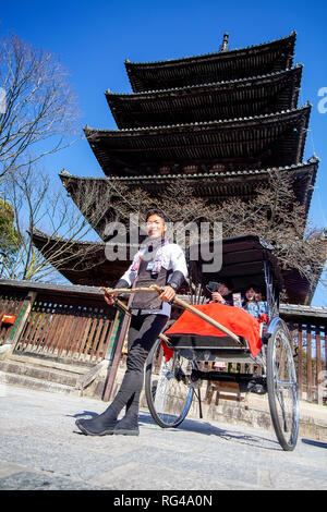 KYOTO, Giappone - MARZO 36, 2015: Turistico a Kiyomizu-dera tempio durante la fioritura dei ciliegi ora stanno andando a fiorire a Kyoto, Giappone Foto Stock