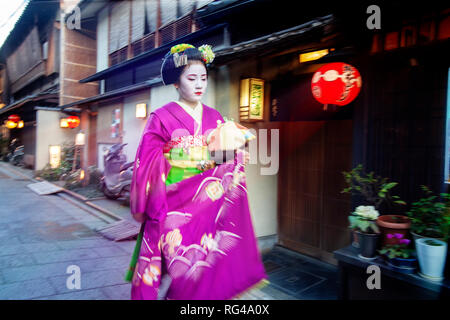 KYOTO, Giappone - MARZO 36, 2015: Turistico a Kiyomizu-dera tempio durante la fioritura dei ciliegi ora stanno andando a fiorire a Kyoto, Giappone Foto Stock