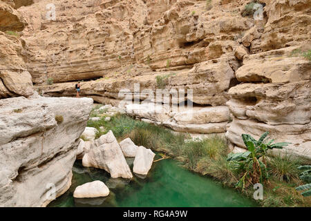 Turisti sul wadi FUSC. Questa valle è una delle più incredibili in Oman Foto Stock