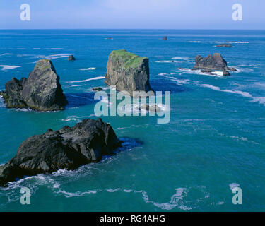 Stati Uniti d'America, Oregon, Samuel Boardman parco statale, off shore di pile di mare formano piccole isole a Arch Rock Viewpoint. Foto Stock