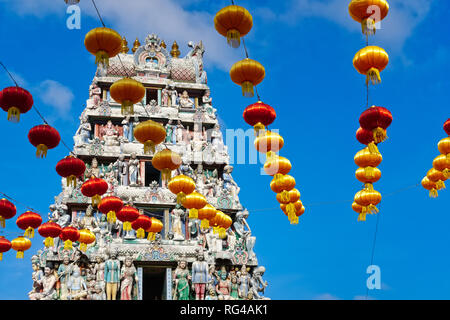 Festosa lanterne cinesi infilate su South Bridge Road, di fronte al Tempio Sri Mariammam, Chinatown, Singapore, in occasione del Capodanno cinese Foto Stock