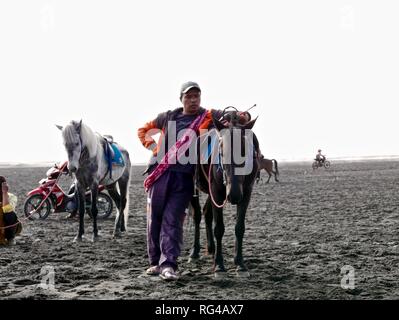 Adolescente indonesiano in bromo Tengger Semeru National Park Foto Stock