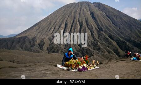 Ritratto di ragazzo indonesiano in bromo Tengger Semeru National Park Foto Stock