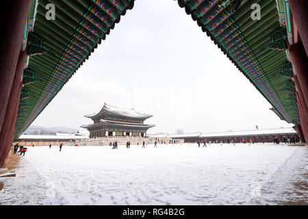 Il palazzo Gyeongbokgung in inverno e le ragazze in abiti Hanbok. Foto Stock