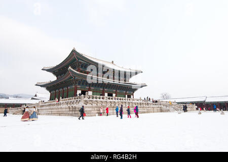 Il palazzo Gyeongbokgung in inverno e le ragazze in abiti Hanbok. Foto Stock