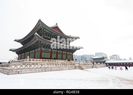 Il palazzo Gyeongbokgung in inverno e le ragazze in abiti Hanbok. Foto Stock