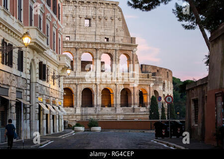 Street view del Colosseo di Roma al tramonto, Roma, Italia, Europa Foto Stock