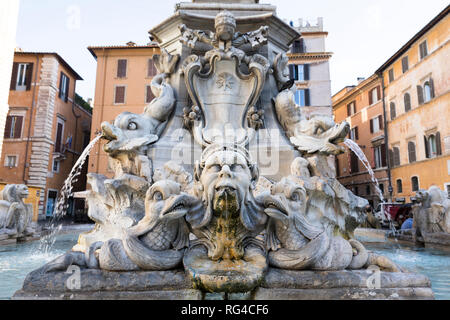 Statue pagane, fontana dettaglio, Pantheon romano, Roma, Italia, Europa Foto Stock