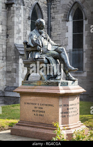 Statua di Sir Benjamin Lee Guinness al di fuori di San Patrick, Dublino, Irlanda, Europa Foto Stock