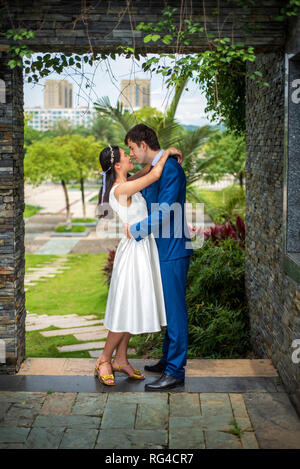 Amare giovane costeggiata nel parco pre wedding photo Foto Stock