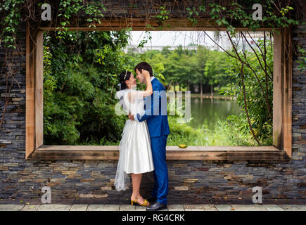 Amare giovane costeggiata nel parco pre wedding photo Foto Stock