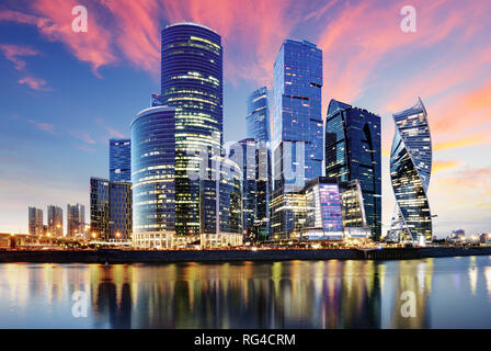 Grattacieli di Moscow City business center e fiume di Mosca a Mosca di notte, Russia. Architettura e punto di riferimento di Mosca Foto Stock