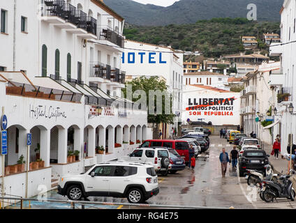 Strade di Cadaques, Catalogna - la Llibertat segno si traduce in modo lasco come - Libertà per i prigionieri politici, siamo una repubblica Foto Stock