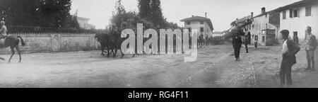 Cavalleria che occupa un paese vicino al fiume Isonzo, 1915-18 Foto Stock