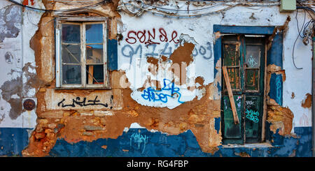 La facciata della casa con graffiti, Lagos, Portogallo Foto Stock