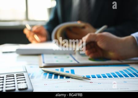Statistiche finanziarie documenti penna a sfera Foto Stock