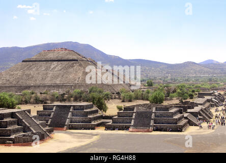 Vista dalla Piramide della Luna verso la Piramide del Sole e Avenue di morti, Teotihuacan antica città storica, Messico, America del Nord. UNESCO mondo egli Foto Stock