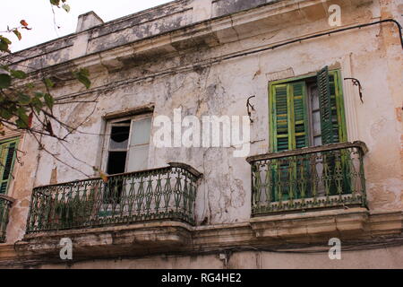 Verlassenes und herunter gekommenes Haus in Portogallo mit Balkonen Foto Stock