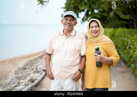 Felice coppia senior dopo esercizio Foto Stock