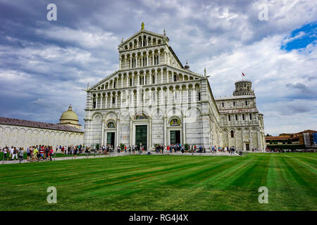 Pisa Toscana Italia - 09.15.2017: vista del Duomo di Pisa in piazza con cielo molto nuvoloso Foto Stock