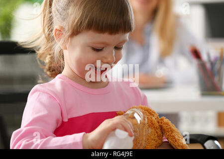 Bambino felice fa di inalazione a casa per Foto Stock