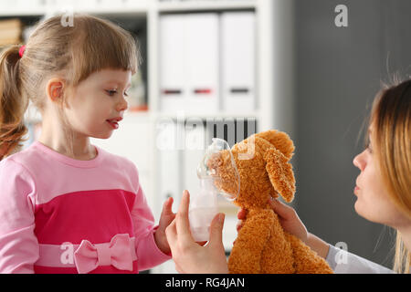 Bambino felice fa di inalazione a casa per Foto Stock