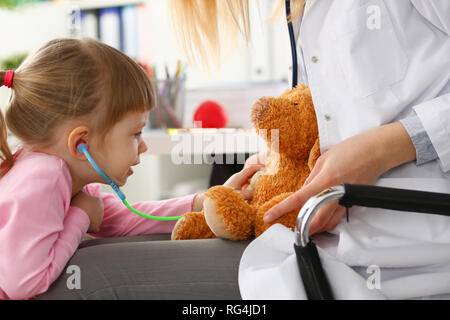 Femmina di mano della bambina tenere uno stetoscopio ascolta Foto Stock