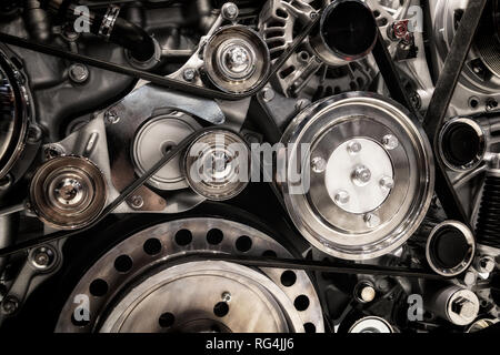 Immagine ravvicinata del sistema di puleggia e cinghia di trasmissione su un potente motore diesel. Foto Stock