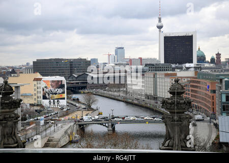 Vista dalla cupola del Reichstag, lungo il fiume Spree con la torre della TV (Fernsehturm) nella distanza, Berlin, Germania Gennaio 2019 Foto Stock