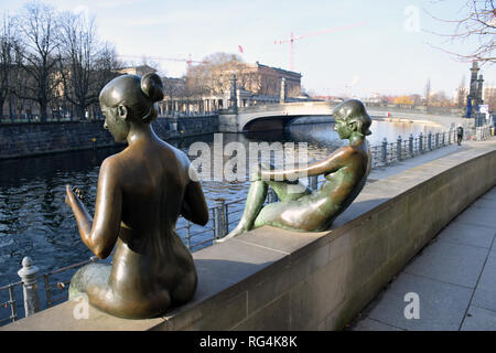 Tre ragazze e un ragazzo (Drei Madchen und ein Knabe) statue di bronzo sul fiume Spree di fronte l'Isola dei Musei di Berlino, Gennaio 2019 Foto Stock