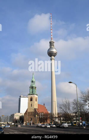 La torre della TV (Fernsehturm) & St Mary's Church, Berlino, Germania, Gennaio 2019 Foto Stock