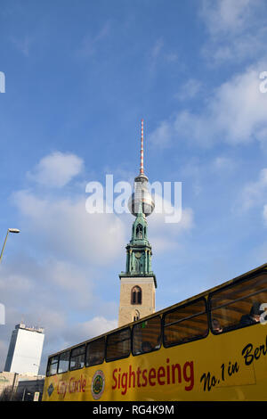 La torre della TV (Fernsehturm) & St Mary's Church, Berlino, Germania, Gennaio 2019 Foto Stock