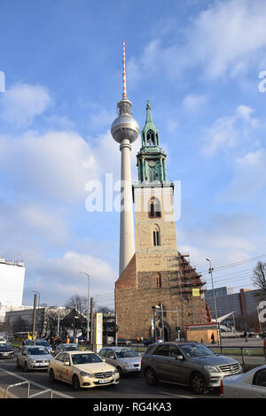 La torre della TV (Fernsehturm) & St Mary's Church, Berlino, Germania, Gennaio 2019 Foto Stock